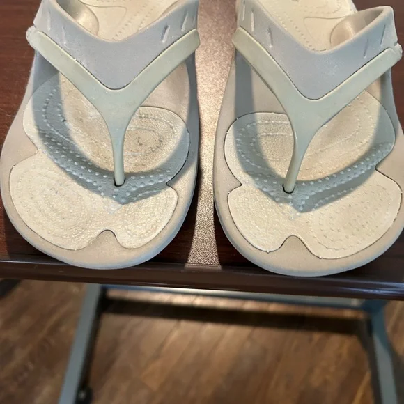 Croc’s flip-flops women’s size 9, men’s size 7 beige. - Picture 2 of 5